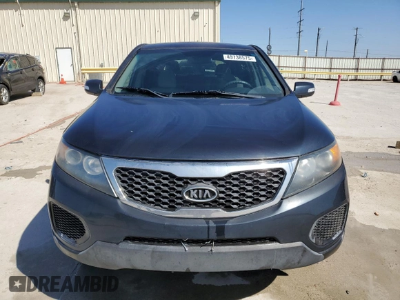 2012 Kia Sorento LX z VIN 5XYKT3A12CG241520, wystawiony jako Copart lot #49738575 z przebiegiem 110 486 mil mil oraz Czysty tytuł • Clean title. Historia ofert i sprzedaży dostępna na DreamBid. Obrazek 5.