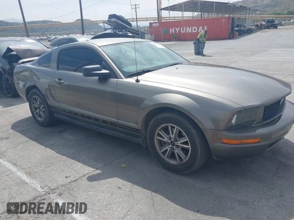 2005 Ford Mustang Deluxe with VIN 1ZVFT80N355185003, listed as a IAAI auction lot 42030961 with 219,973 mi miles. Bid and sale history available at carsss.com. Image 1.