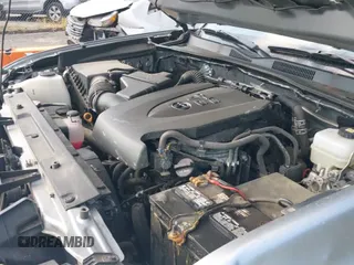2022 Toyota Tacoma SR5 z VIN 3TMCZ5AN8NM476270, wystawiony jako IAAI lot #42971092 z przebiegiem 74 964 mil mil oraz . Historia ofert i sprzedaży dostępna na DreamBid. Obrazek 19.