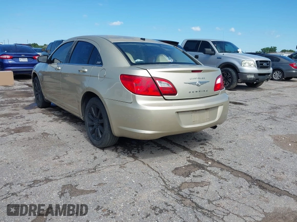 2010 Chrysler Sebring Limited z VIN 1C3CC5FBXAN158851, wystawiony jako IAAI lot #42169725 z przebiegiem 200 721 mil mil oraz . Historia ofert i sprzedaży dostępna na DreamBid. Obrazek 3.