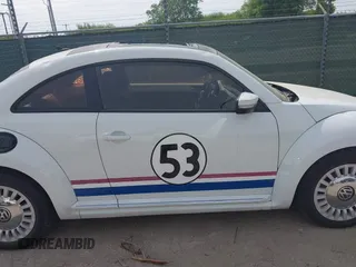 2015 Volkswagen Beetle 1.8T w/Sun z VIN 3VWJ07AT9FM636098, wystawiony jako IAAI lot #41991141 z przebiegiem 72 982 mil mil oraz . Historia ofert i sprzedaży dostępna na DreamBid. Obrazek 13.