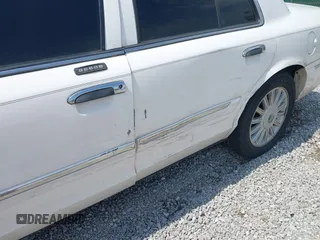 2008 Mercury Grand Marquis LS z VIN 2MEFM75V58X638347, wystawiony jako IAAI lot #42149058 z przebiegiem 115 460 mil mil oraz . Historia ofert i sprzedaży dostępna na DreamBid. Obrazek 12.