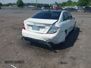 2013 Mercedes-Benz C 300 Sport z VIN WDDGF8AB9DR295926, wystawiony jako IAAI lot #42256993 z przebiegiem 217 669 mil mil oraz . Historia ofert i sprzedaży dostępna na DreamBid. Obrazek 17.