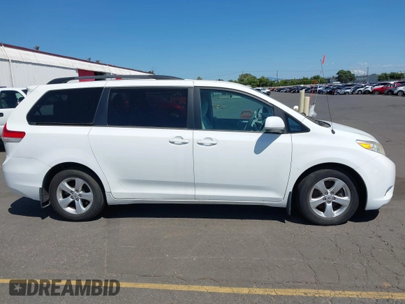 2013 Toyota Sienna LE AAS z VIN 5TDKK3DC0DS352376, wystawiony jako IAAI lot #42734860 z przebiegiem 184 622 mil mil oraz . Historia ofert i sprzedaży dostępna na DreamBid. Obrazek 13.
