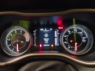 2018 Jeep Cherokee Latitude z VIN 1C4PJMCX0JD505901, wystawiony jako IAAI lot #41615476 z przebiegiem 106 873 mil mil oraz . Historia ofert i sprzedaży dostępna na DreamBid. Obrazek 7.