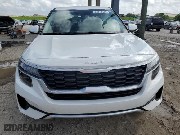 2023 Kia Seltos LX z VIN KNDEPCAA7P7461188, wystawiony jako Copart lot #51979035 z przebiegiem 22 962 mil mil oraz Szkoda całkowita • Salvage title. Historia ofert i sprzedaży dostępna na DreamBid. Obrazek 5.