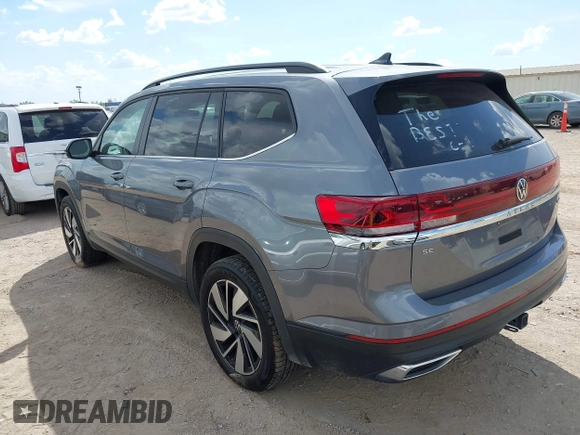 2024 Volkswagen Atlas SE z VIN 1V2HR2CA8RC563655, wystawiony jako IAAI lot #42586812 z przebiegiem 36 426 mil mil oraz . Historia ofert i sprzedaży dostępna na DreamBid. Obrazek 3.
