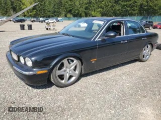 2004 Jaguar XJ R z VIN SAJWA73B44TG20291, wystawiony jako Copart lot #54452375 z przebiegiem 148 491 mil mil oraz Czysty tytuł • Clean title. Historia ofert i sprzedaży dostępna na DreamBid. Obrazek 1.