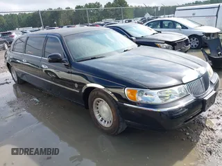 2000 Lincoln Town Car Executive с VIN 1L1FM81W7YY903823, выставлен на аукционе IAAI как лот 42767921 с пробегом 84 756 миль миль и . История ставок и продаж доступна на DreamBid. Изображение 1.