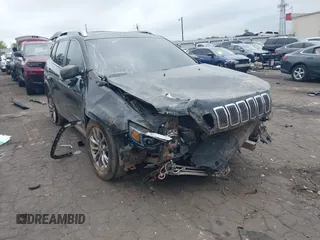 2019 Jeep Cherokee Latitude Plus z VIN 1C4PJLLB7KD482634, wystawiony jako IAAI lot #42131572 z przebiegiem 134 811 mil mil oraz . Historia ofert i sprzedaży dostępna na DreamBid. Obrazek 1.