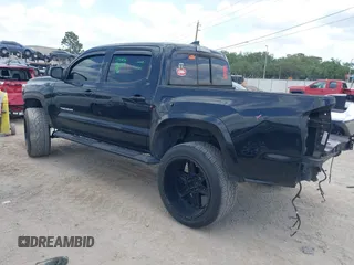 2017 Toyota Tacoma SR5 z VIN 5TFAZ5CN1HX039505, wystawiony jako IAAI lot #42175538 z przebiegiem 130 449 mil mil oraz . Historia ofert i sprzedaży dostępna na DreamBid. Obrazek 3.