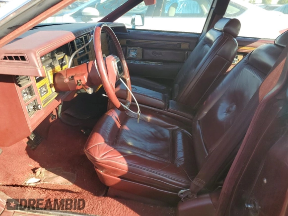 1984 Cadillac Seville z VIN 1G6AS6984EE826325, wystawiony jako Copart lot #77209864 z przebiegiem 26 366 mil mil oraz Czysty tytuł • Clean title. Historia ofert i sprzedaży dostępna na DreamBid. Obrazek 7.