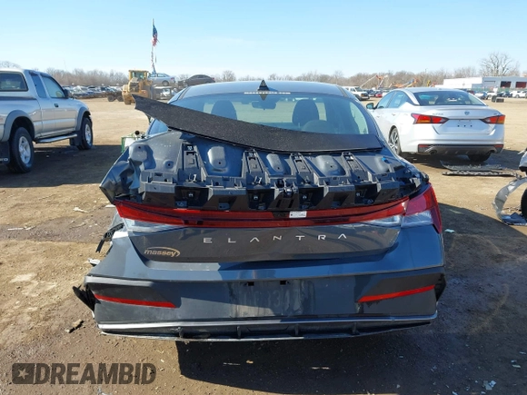 2024 Hyundai Elantra SEL z VIN KMHLM4DG4RU805694, wystawiony jako IAAI lot #41893956 z przebiegiem 4 856 mil mil oraz . Historia ofert i sprzedaży dostępna na DreamBid. Obrazek 6.