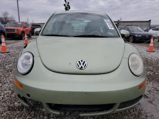 2009 Volkswagen New Beetle Coupe S with VIN 3VWRW31C69M516659, listed as a Copart auction lot 42524175 with 195,836 mi miles and Salvage Title. Bid and sale history available at carsss.com. Image 5.