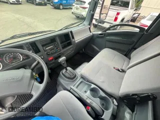 2019 Isuzu NRR IBT z VIN JALE5W161K7305027, wystawiony jako Copart lot #49543035 z przebiegiem 168 281 mil mil oraz Tytuł czysty. Historia ofert i sprzedaży dostępna na DreamBid. Obrazek 5.