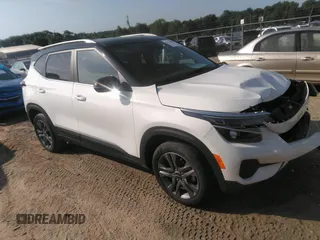 2023 Kia Seltos S z VIN KNDEU2AA7P7398791, wystawiony jako IAAI lot #42162988 z przebiegiem 66 065 mil mil oraz . Historia ofert i sprzedaży dostępna na DreamBid. Obrazek 1.