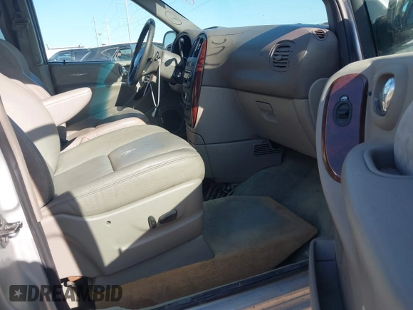 2002 Chrysler Town & Country Limited with VIN 2C8GP64L62R552398, listed as a IAAI auction lot 42021018 with 88,601 mi miles. Bid and sale history available at carsss.com. Image 5.