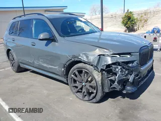 2024 BMW X7 xDrive40i z VIN 5UX23EM03R9S44014, wystawiony jako IAAI lot #41609679 z przebiegiem 19 697 mil mil oraz . Historia ofert i sprzedaży dostępna na DreamBid. Obrazek 1.