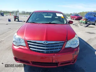 2010 Chrysler Sebring Limited z VIN 1C3CC5FB7AN111955, wystawiony jako IAAI lot #42150637 z przebiegiem 108 856 mil mil oraz . Historia ofert i sprzedaży dostępna na DreamBid. Obrazek 12.