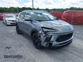 2024 Buick Encore GX Sport Touring z VIN KL4AMDSL5RB197931, wystawiony jako IAAI lot #42261609 z przebiegiem 28 760 mil mil oraz . Historia ofert i sprzedaży dostępna na DreamBid. Obrazek 1.