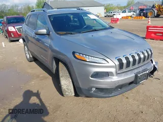 2014 Jeep Cherokee Latitude z VIN 1C4PJMCSXEW294950, wystawiony jako IAAI lot #42179152 z przebiegiem 105 796 mil mil oraz . Historia ofert i sprzedaży dostępna na DreamBid. Obrazek 1.