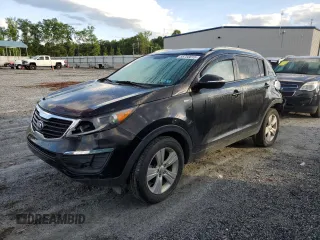 2013 Kia Sportage LX z VIN KNDPBCA23D7498816, wystawiony jako Copart lot #55758015 z przebiegiem 104 723 mil mil oraz Szkoda całkowita • Salvage title. Historia ofert i sprzedaży dostępna na DreamBid. Obrazek 1.