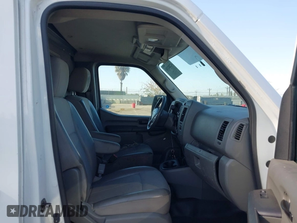 2018 Nissan NV Cargo S z VIN 1N6BF0KM4JN814628, wystawiony jako IAAI lot #42282183 z przebiegiem 128 289 mil mil oraz . Historia ofert i sprzedaży dostępna na DreamBid. Obrazek 5.