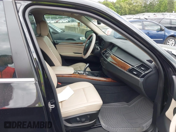 2013 BMW X5 xDrive35i z VIN 5UXZV4C58D0B21258, wystawiony jako IAAI lot #42189297 z przebiegiem 119 131 mil mil oraz . Historia ofert i sprzedaży dostępna na DreamBid. Obrazek 5.