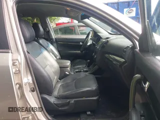 2013 Kia Sorento EX с VIN 5XYKU3A62DG371176, выставлен на аукционе IAAI как лот 42469423 с пробегом 199 505 миль миль и . История ставок и продаж доступна на DreamBid. Изображение 5.