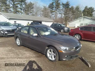 2013 BMW 3 Series 328i xDrive z VIN WBA3B5C56DF596467, wystawiony jako IAAI lot #38570055 z przebiegiem 110 869 mil mil oraz . Historia ofert i sprzedaży dostępna na DreamBid. Obrazek 1.