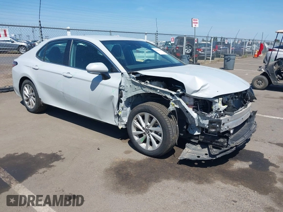 2024 Toyota Camry LE z VIN 4T1C11AK3RU214854, wystawiony jako IAAI lot #42143146 z przebiegiem 50 344 mil mil oraz . Historia ofert i sprzedaży dostępna na DreamBid. Obrazek 1.