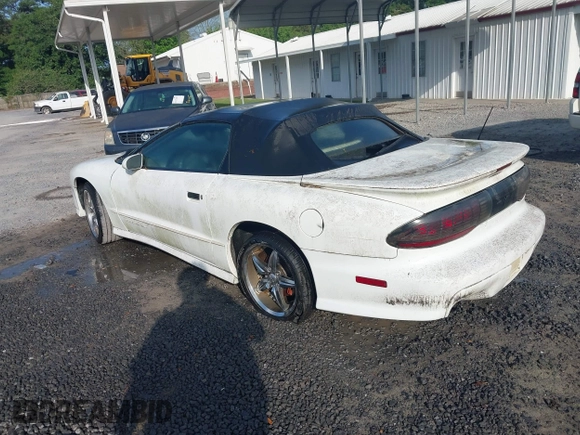 1995 Pontiac Firebird Trans Am z VIN 2G2FV32P8S2217647, wystawiony jako IAAI lot #42115118 z przebiegiem 154 499 mil mil oraz . Historia ofert i sprzedaży dostępna na DreamBid. Obrazek 3.