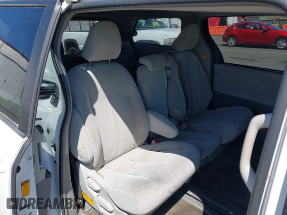 2013 Toyota Sienna LE AAS z VIN 5TDKK3DC0DS352376, wystawiony jako IAAI lot #42734860 z przebiegiem 184 622 mil mil oraz . Historia ofert i sprzedaży dostępna na DreamBid. Obrazek 8.