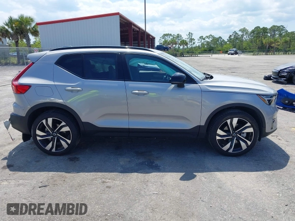 2024 Volvo XC40 Plus Dark Theme с VIN YV4L12ULXR2293107, выставлен на аукционе IAAI как лот 42283292 с пробегом 10 917 миль миль и . История ставок и продаж доступна на DreamBid. Изображение 13.