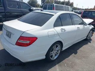 2014 Mercedes-Benz C 250 Sport z VIN WDDGF4HB0EG162208, wystawiony jako IAAI lot #42282529 z przebiegiem 91 399 mil mil oraz . Historia ofert i sprzedaży dostępna na DreamBid. Obrazek 4.