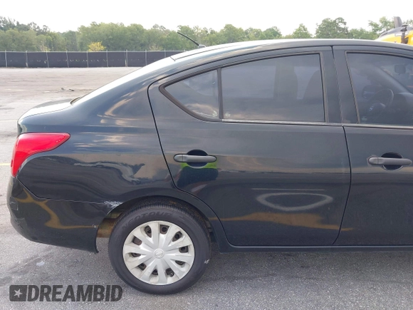 2014 Nissan Versa SV z VIN 3N1CN7AP8EL842374, wystawiony jako IAAI lot #42684858 z przebiegiem 123 734 mil mil oraz . Historia ofert i sprzedaży dostępna na DreamBid. Obrazek 12.