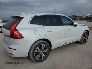 2023 Volvo XC60 Plus Bright Theme z VIN YV4L12RE2P1338733, wystawiony jako Copart lot #49918145 z przebiegiem 11 829 mil mil oraz Nie do naprawy • Non repairable. Historia ofert i sprzedaży dostępna na DreamBid. Obrazek 3.
