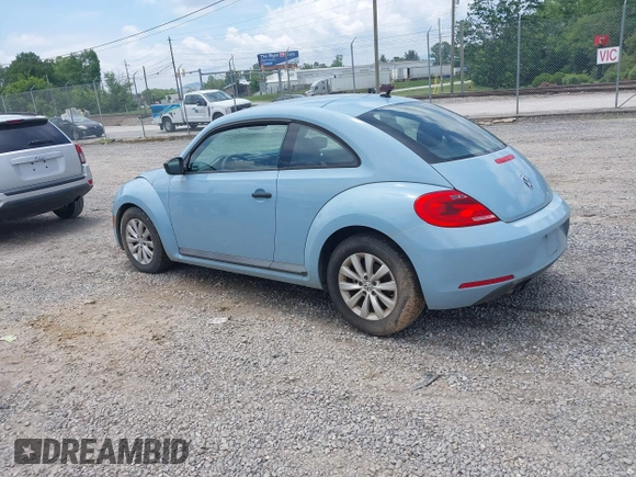 2015 Volkswagen Beetle Fleet Edition z VIN 3VWF17AT5FM611508, wystawiony jako IAAI lot #42441498 z przebiegiem 98 536 mil mil oraz . Historia ofert i sprzedaży dostępna na DreamBid. Obrazek 3.
