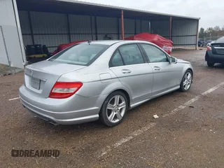 2010 Mercedes-Benz C 300 Sport z VIN WDDGF5EB6AR111658, wystawiony jako IAAI lot #41044200 z przebiegiem 140 599 mil mil oraz . Historia ofert i sprzedaży dostępna na DreamBid. Obrazek 4.