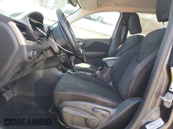 2016 Jeep Cherokee Latitude z VIN 1C4PJLCB6GW113825, wystawiony jako Copart lot #53894565 z przebiegiem 261 674 mil mil oraz Szkoda całkowita • Salvage title. Historia ofert i sprzedaży dostępna na DreamBid. Obrazek 7.