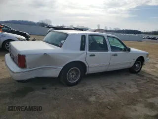 1997 Lincoln Town Car Signature z VIN 1LNLM82W1VY673577, wystawiony jako Copart lot #49160595 z przebiegiem 221 129 mil mil oraz Nie do naprawy • Non repairable. Historia ofert i sprzedaży dostępna na DreamBid. Obrazek 3.