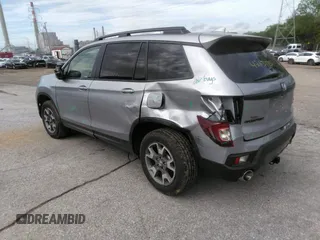 2023 Honda Passport TrailSport z VIN 5FNYF8H6XPB044222, wystawiony jako IAAI lot #42134331 z przebiegiem 19 026 mil mil oraz . Historia ofert i sprzedaży dostępna na DreamBid. Obrazek 3.