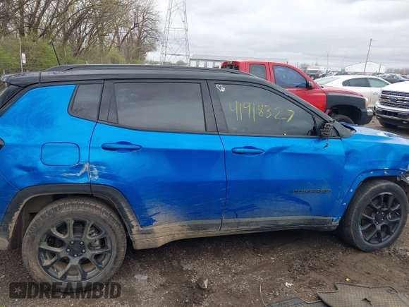 2022 Jeep Compass Latitude z VIN 3C4NJCBB9NT172153, wystawiony jako IAAI lot #41918327 z przebiegiem 95 504 mil mil oraz . Historia ofert i sprzedaży dostępna na DreamBid. Obrazek 13.