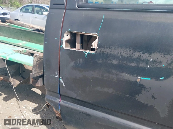 1994 Chevrolet Silverado 2500 z VIN 1GCFC24K6RE155578, wystawiony jako IAAI lot #42062238 z przebiegiem 303 962 mil mil oraz . Historia ofert i sprzedaży dostępna na DreamBid. Obrazek 6.