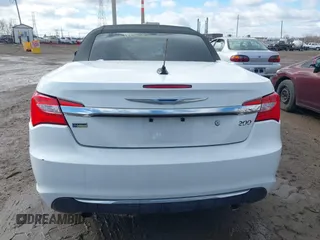 2013 Chrysler 200 Touring z VIN 1C3BCBEGXDN766008, wystawiony jako IAAI lot #41732853 z przebiegiem 139 724 mil mil oraz . Historia ofert i sprzedaży dostępna na DreamBid. Obrazek 16.