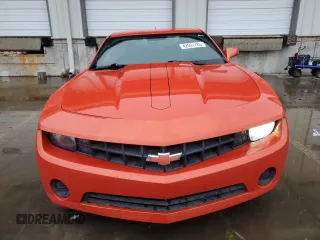 2010 Chevrolet Camaro LS z VIN 2G1FE1EV1A9218650, wystawiony jako Copart lot #42501785 z przebiegiem 122 286 mil mil oraz Szkoda całkowita • Salvage title. Historia ofert i sprzedaży dostępna na DreamBid. Obrazek 5.