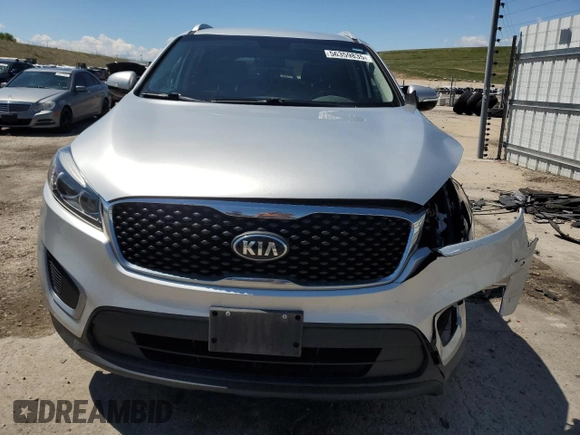 2017 Kia Sorento LX z VIN 5XYPGDA3XHG236574, wystawiony jako Copart lot #56359835 z przebiegiem 105 297 mil mil oraz Szkoda całkowita • Salvage title. Historia ofert i sprzedaży dostępna na DreamBid. Obrazek 5.