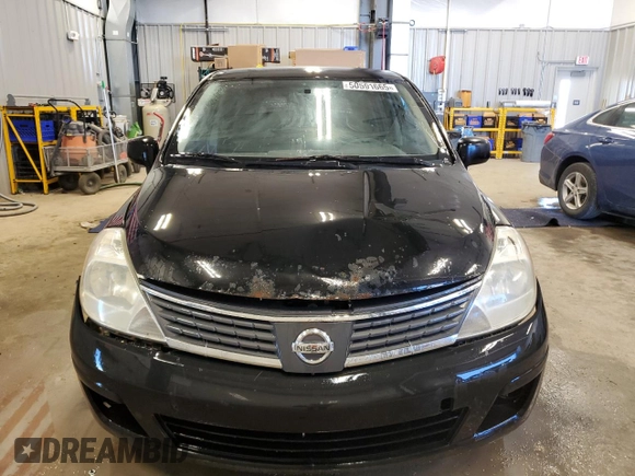2008 Nissan Versa S z VIN 3N1BC13E48L363352, wystawiony jako Copart lot #50591665 z przebiegiem 204 311 mil mil oraz Szkoda całkowita • Salvage title. Historia ofert i sprzedaży dostępna na DreamBid. Obrazek 5.