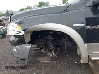 2009 Dodge 1500 Laramie z VIN 1D3HV13T69S799484, wystawiony jako IAAI lot #42312702 z przebiegiem 254 233 mil mil oraz . Historia ofert i sprzedaży dostępna na DreamBid. Obrazek 6.