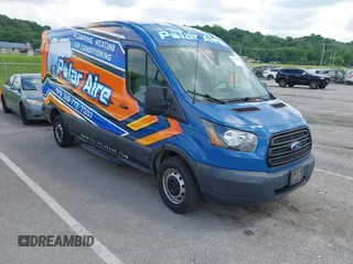 2017 Ford Transit z VIN 1FTYR2CM8HKA65438, wystawiony jako IAAI lot #42249622 z przebiegiem 77 527 mil mil oraz . Historia ofert i sprzedaży dostępna na DreamBid. Obrazek 1.